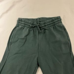Aritzia TNA Cozy AF Sweatshorts, size XS, green colour.